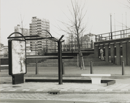 103413 Afbeelding van een door de storm van 25 januari 1990 beschadigde abri aan de Croeselaan te Utrecht.